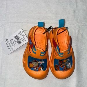 NWT, infant Space Jam Shoes, size 5-6